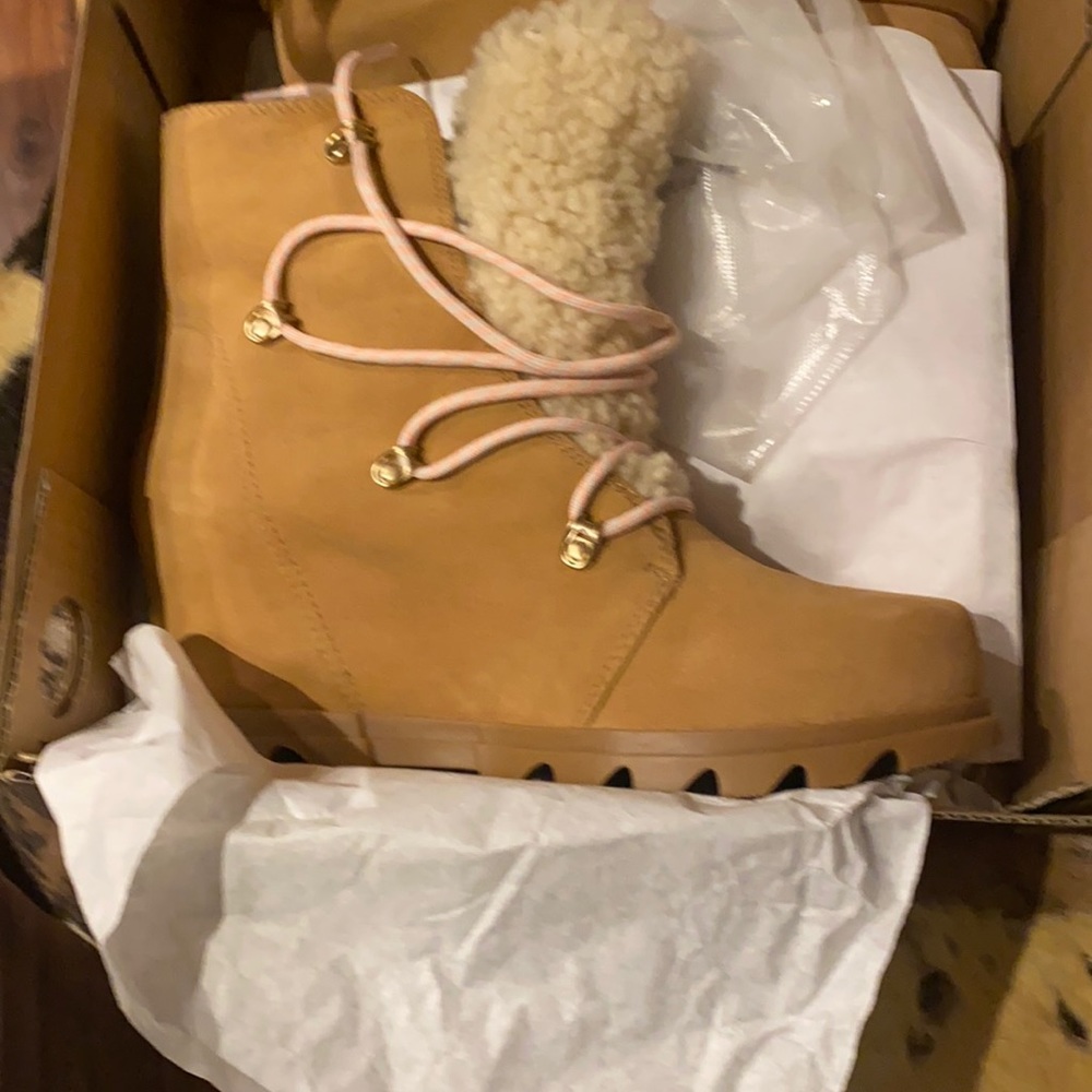 Sorel wedge boots new 9.5